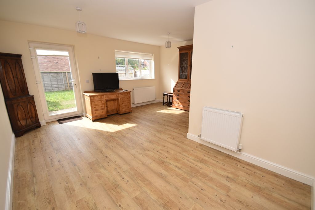 Property photo 3 of 13 Lounge/Dining