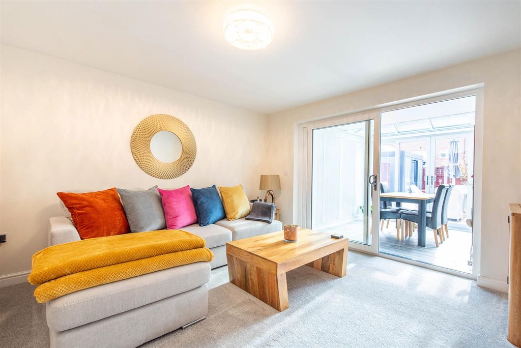 Property photo 3 of 20 Lounge