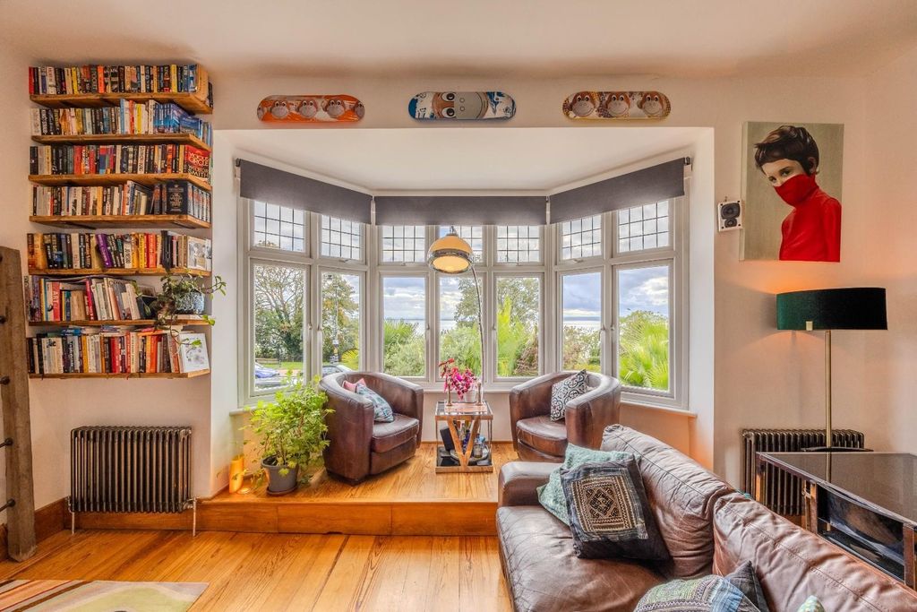 Property photo 3 of 23 Lounge