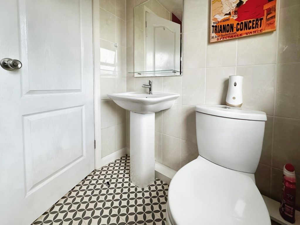 Property photo 1 of 12 Bathroom