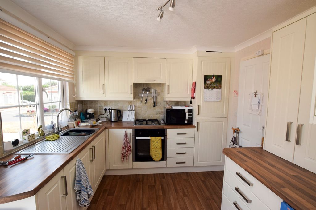 Property photo 3 of 16 Kitchen 1