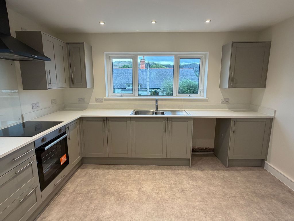 Property photo 3 of 8 Kitchen