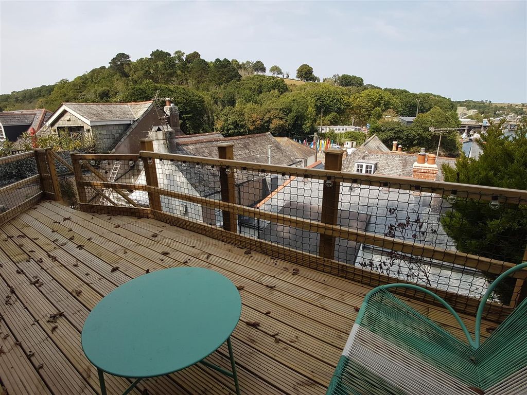 Property photo 2 of 17 Top Decking