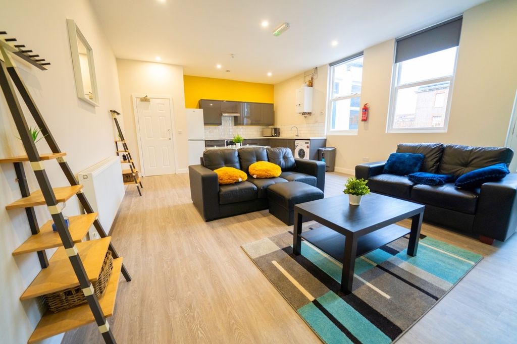 Property photo 1 of 6 A Spacious And Well-Lit Contemporary Living Room F...