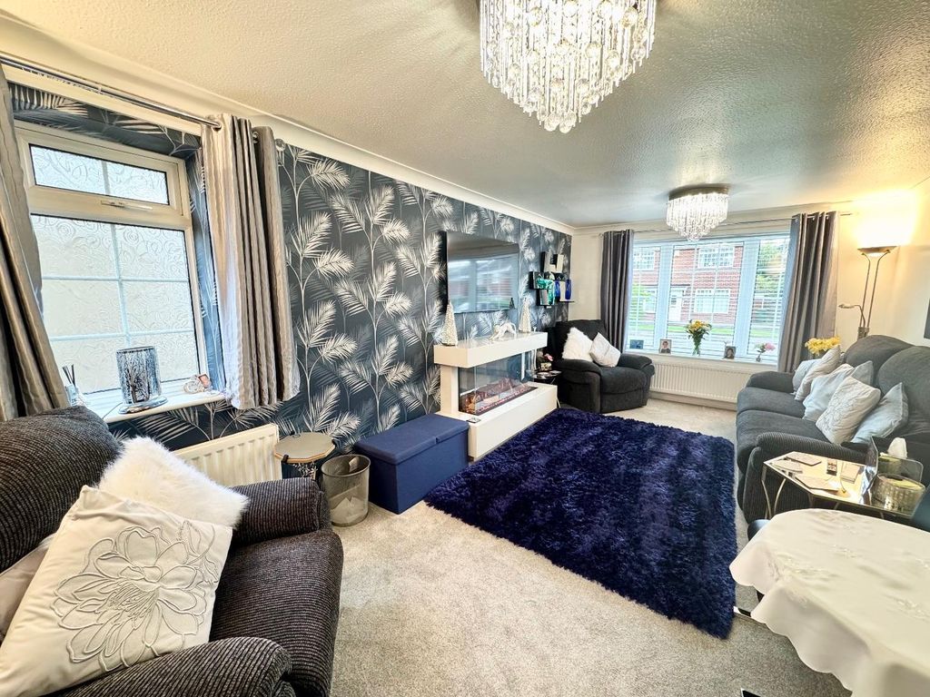 Property photo 3 of 14 Lounge