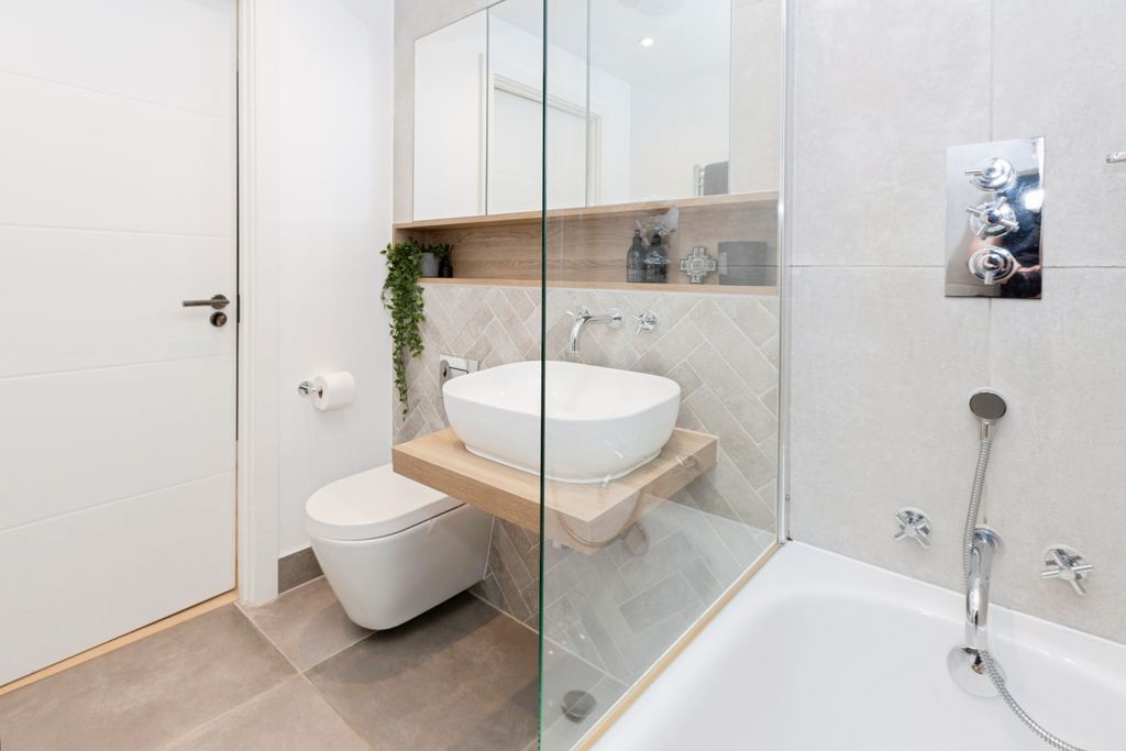 Property photo 3 of 20 Bathroom