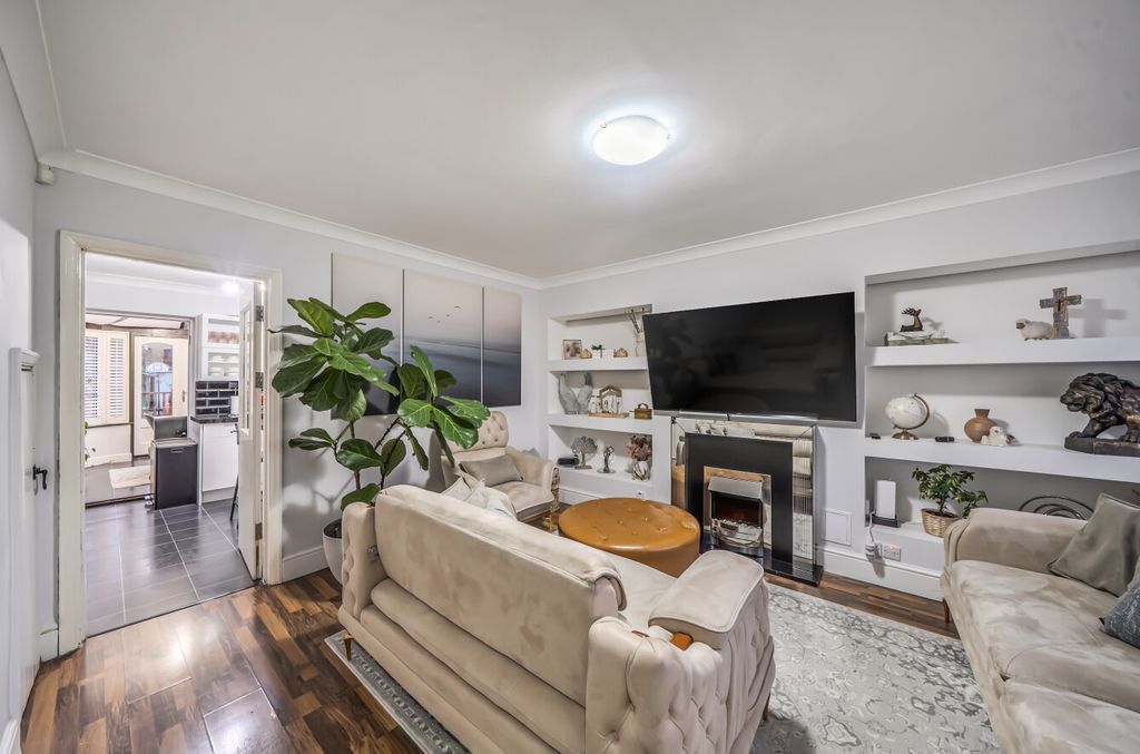 Property photo 3 of 19 1395738-16-696913...