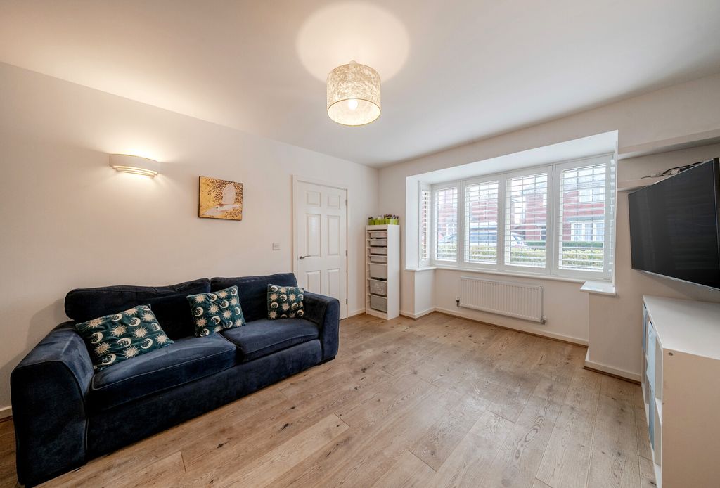 Property photo 3 of 13 1388517-18-694191...