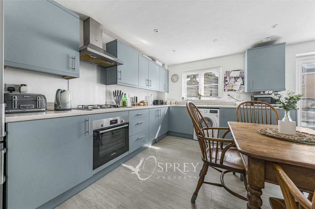 Property photo 2 of 11 Kitchen