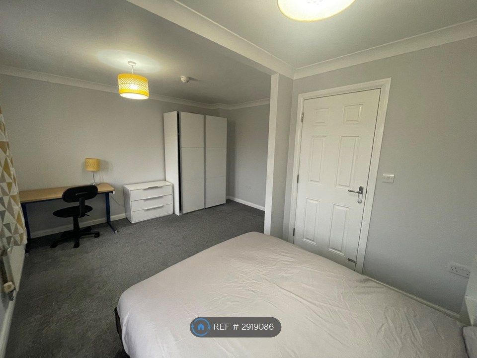 Property photo 3 of 8 Spacious Room
