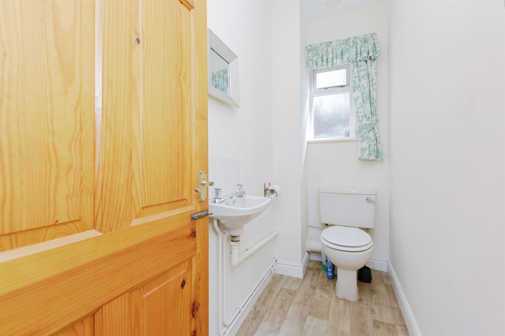 Property photo 3 of 17 Cloakroom