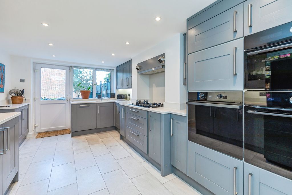 Property photo 3 of 31 Kitchen