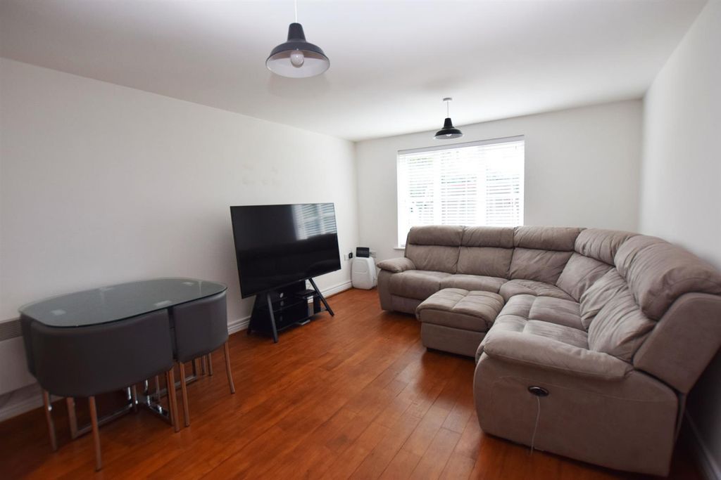 Property photo 2 of 8 Lounge (Archive)