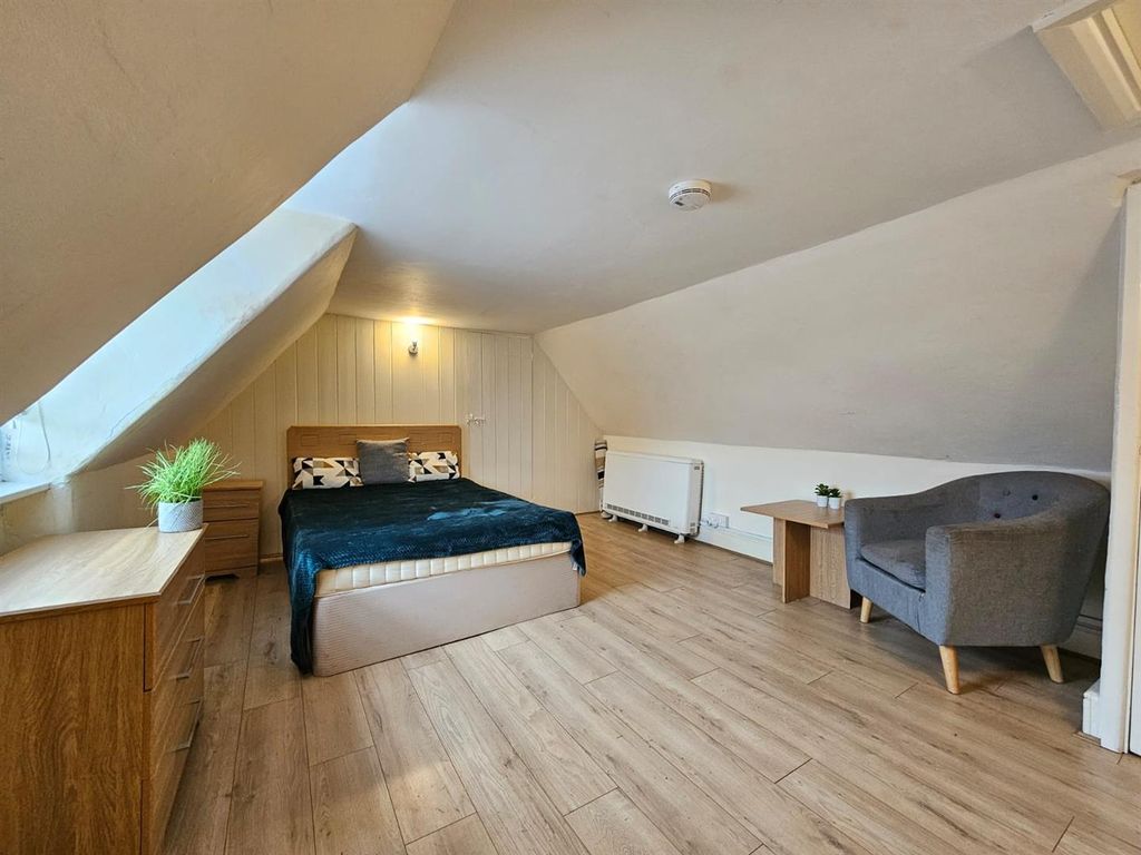 Property photo 2 of 5 Living Room 3.Jpg