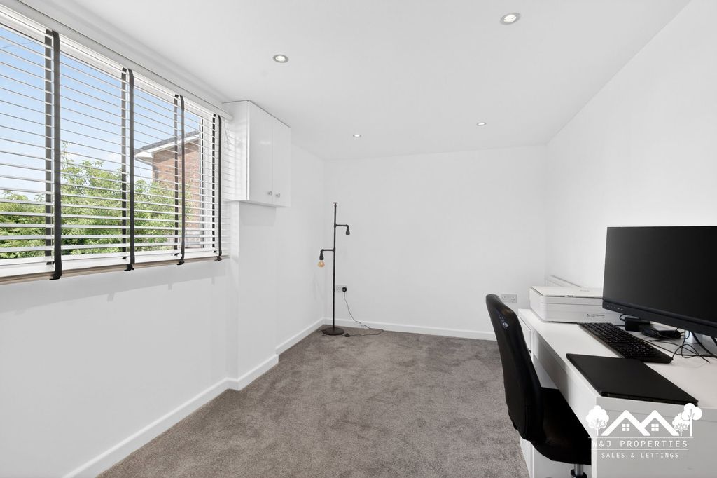 Property photo 3 of 44