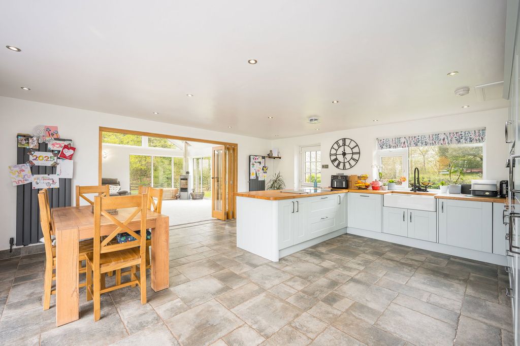 Property photo 3 of 34