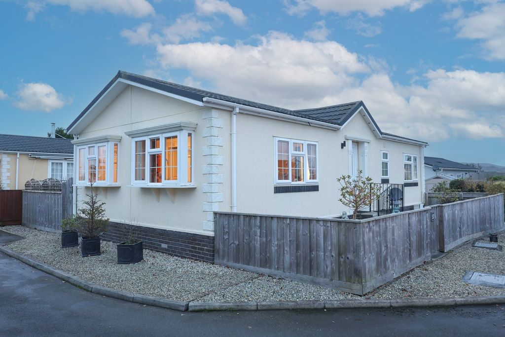 Property photo 2 of 22
