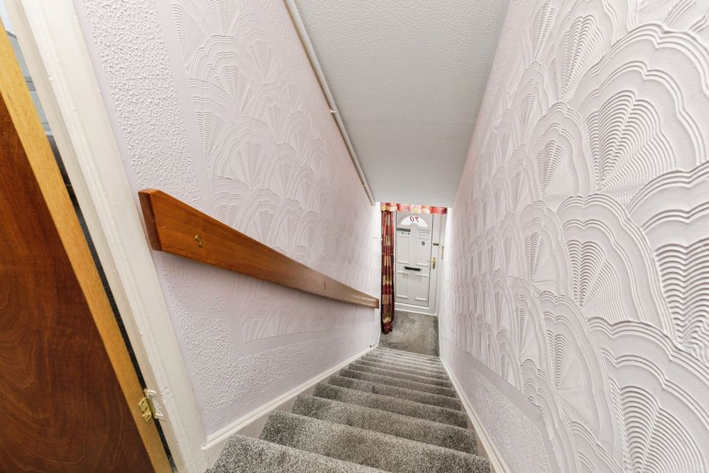 Property photo 2 of 9 89209246-70 20Limebank 20Park 2003