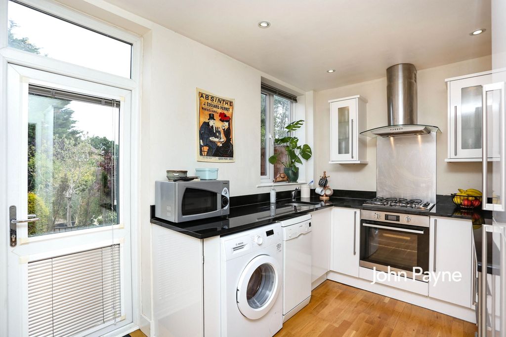 Property photo 3 of 10 Kitchen