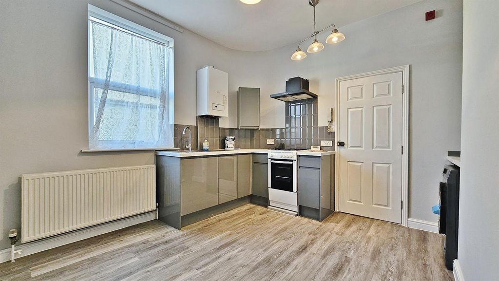 Property photo 3 of 9 Lounge/Kitchen