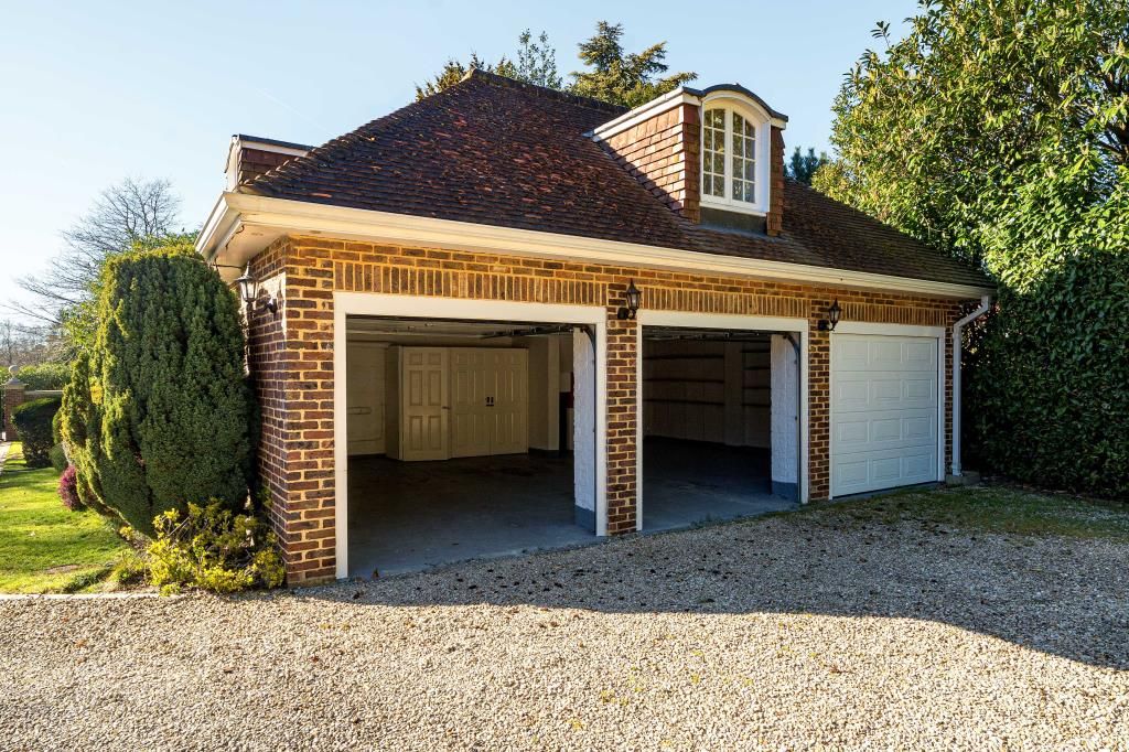 Property photo 3 of 23 Garage
