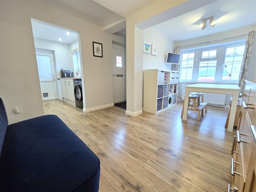 Property photo 2 of 23 Family Living Space