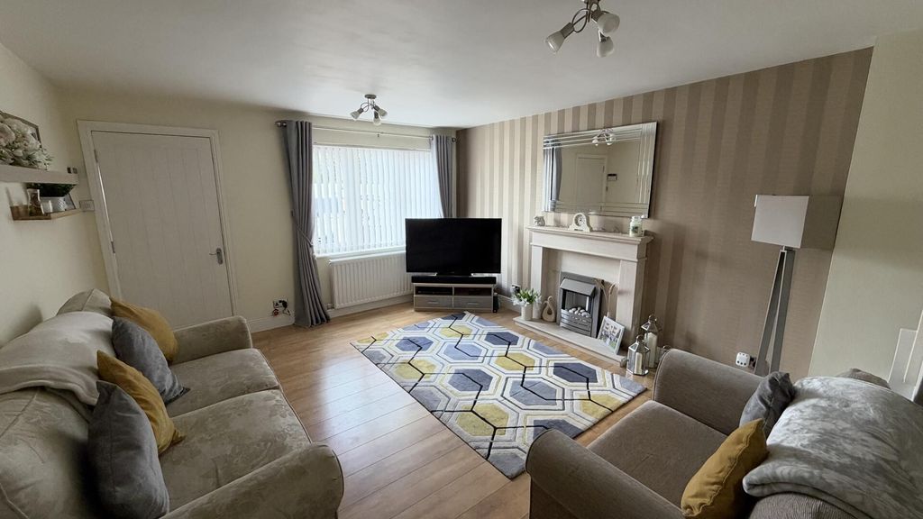 Property photo 3 of 11 Living Room