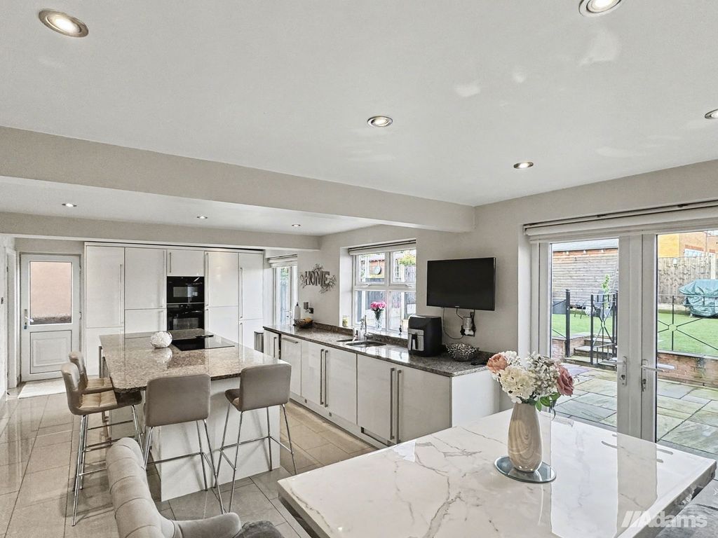 Property photo 2 of 34