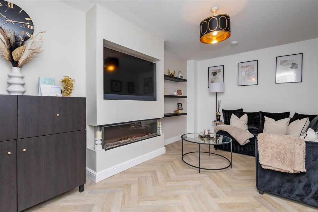 Property photo 3 of 17 Lounge