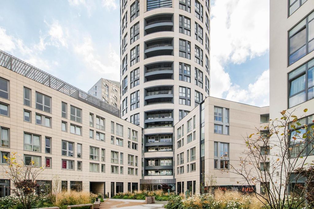 Property photo 2 of 15 12256_Hunters_Shoreditch_Flat_3_Eagle_Point_11.Jpg