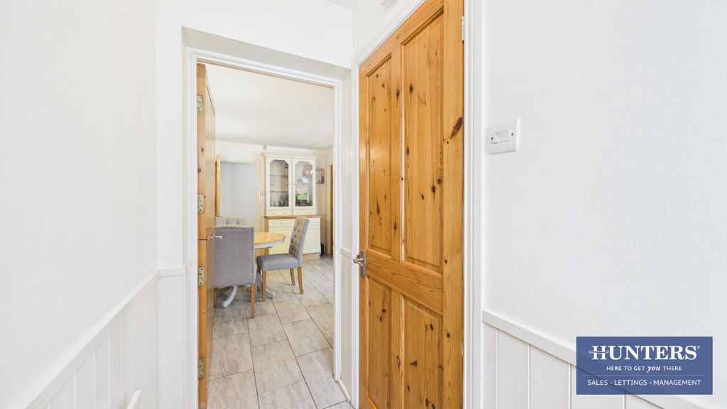 Property photo 2 of 21 Hallway