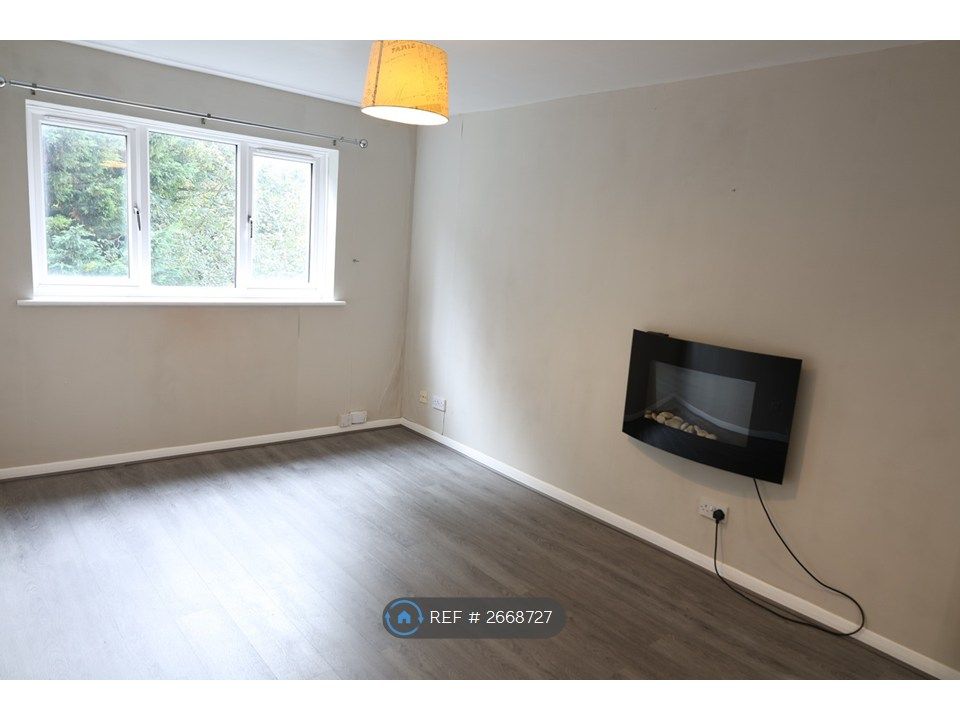 Property photo 2 of 22 Light & Spacious Living Area