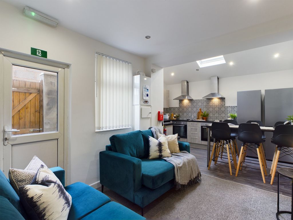 Property photo 2 of 25 A Spacious And Inviting Large Modern Living Room F...