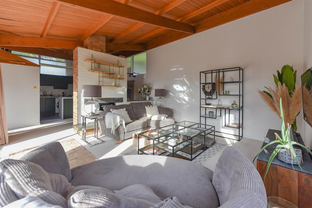 Property photo 1 of 16 Lounge2.Jpg