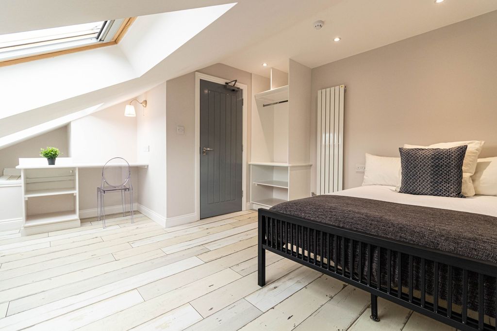 Property photo 1 of 17 Bright, Modern Bedroom With A Comfortable Double B...