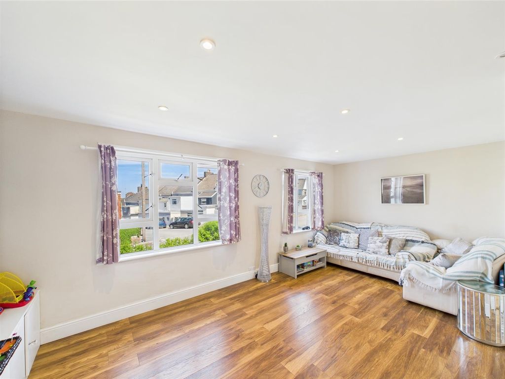 Property photo 3 of 13 Cam02742G0-Pr0019-Still013.Jpg