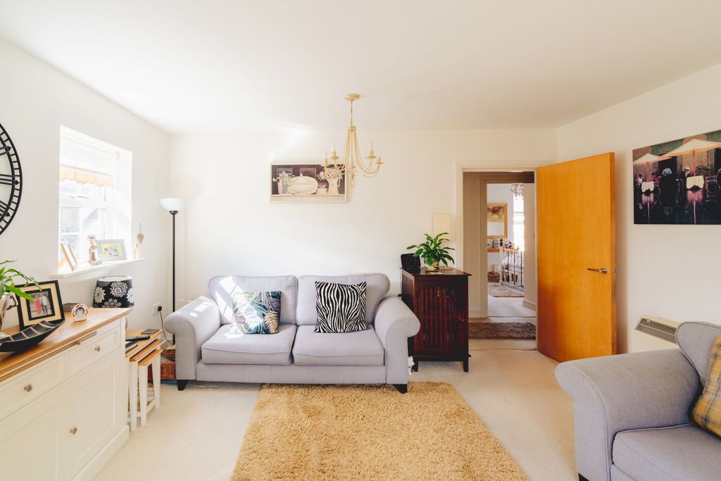 Property photo 3 of 12 9