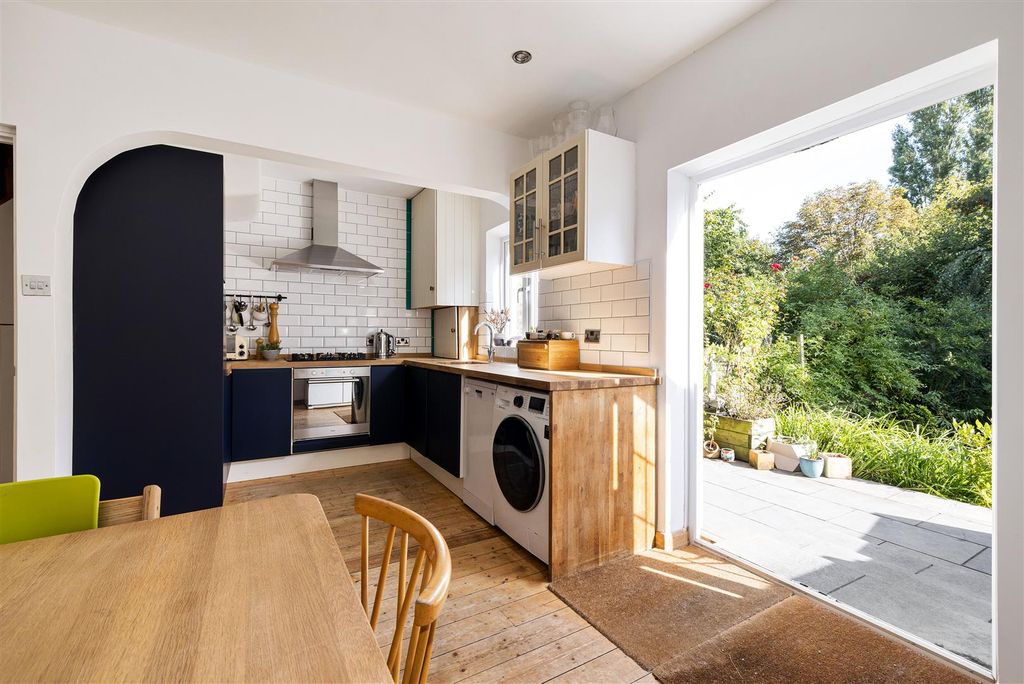 Property photo 3 of 43 Lewis Avenue, E17