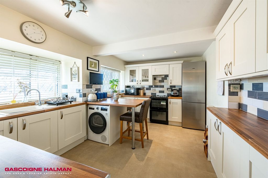 Property photo 2 of 19 Kitchen Breakfast Room
