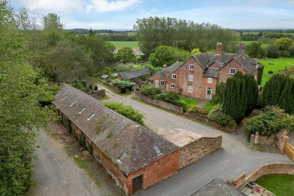 Property photo 2 of 27 Dodecote Grange