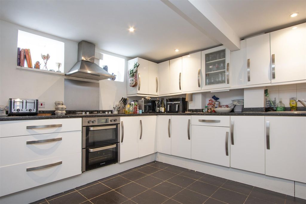 Property photo 1 of 9 21 Hoyle Road, Kitchen 2 New.Jpg