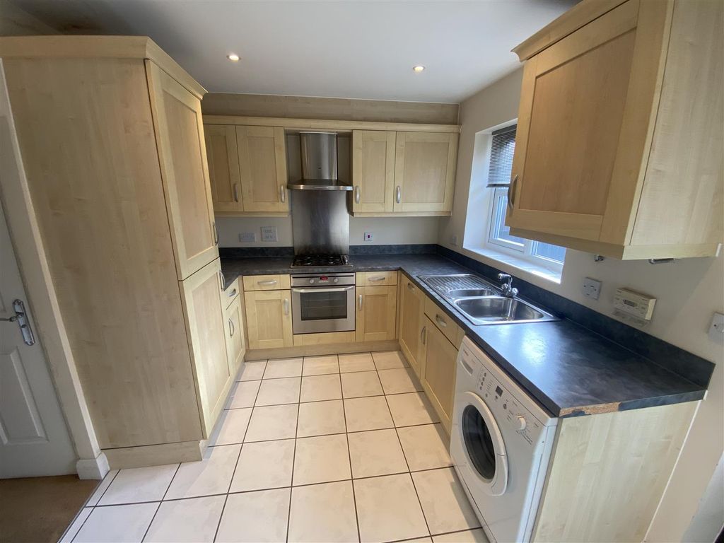 Property photo 3 of 8 Kitchen