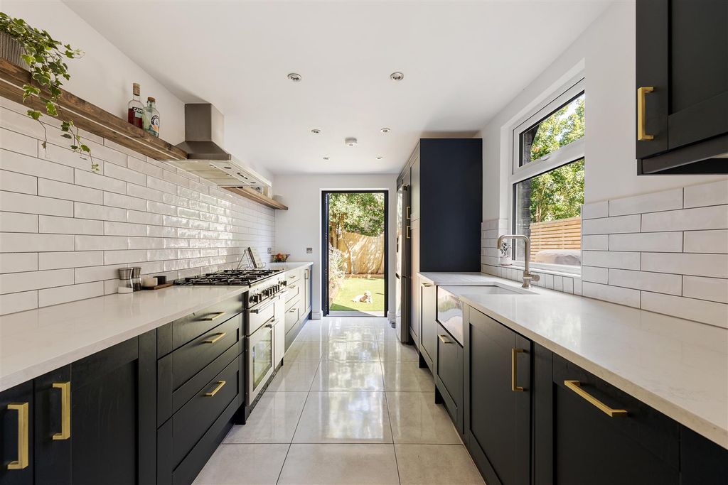 Property photo 3 of 28 Brookfield Avenue, E17