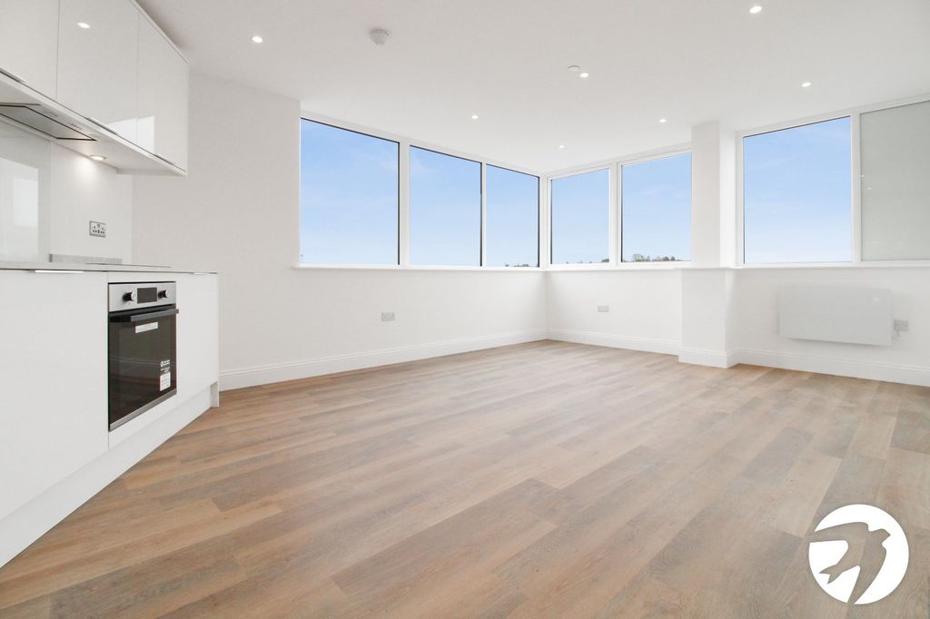 Property photo 3 of 10 Livingroom