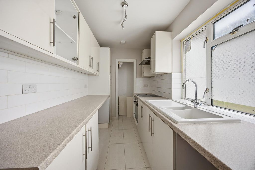 Property photo 3 of 11 Kitchen