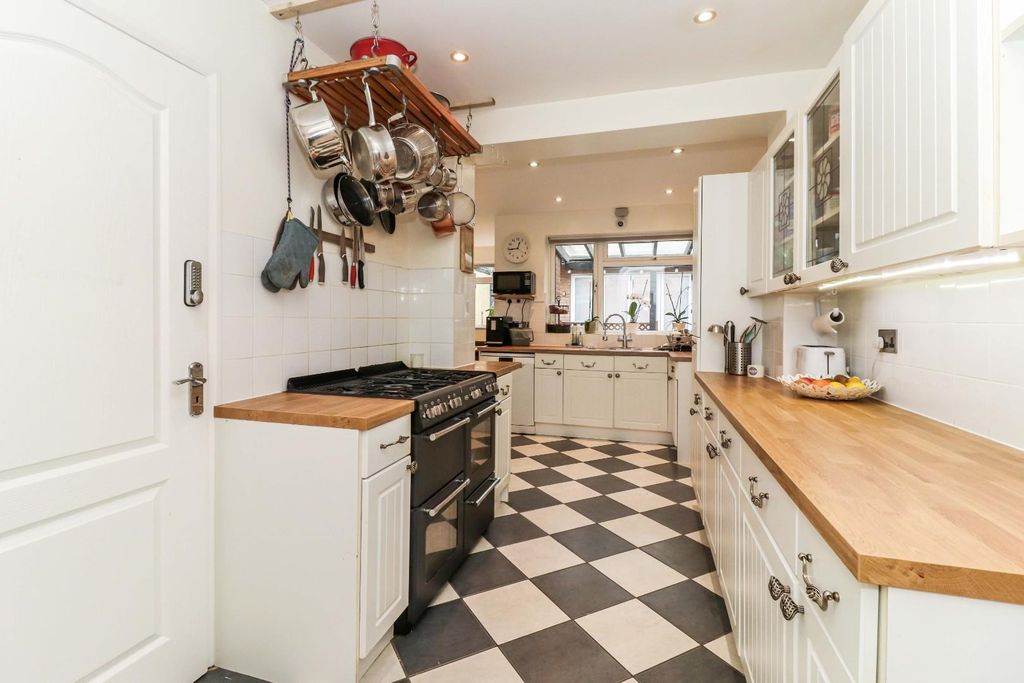 Property photo 3 of 27 Kitchen