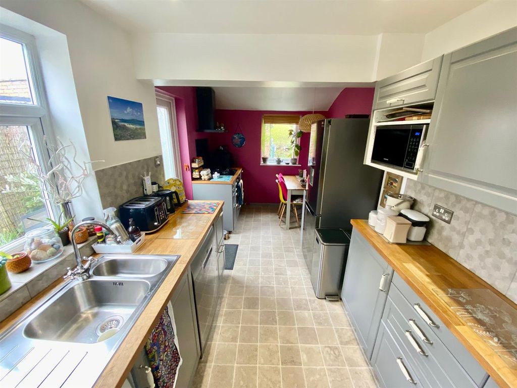 Property photo 2 of 27