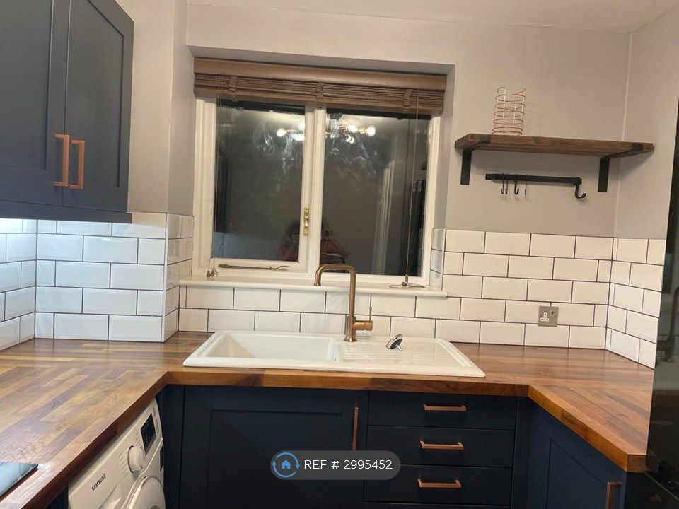 Property photo 3 of 10 Kitchen