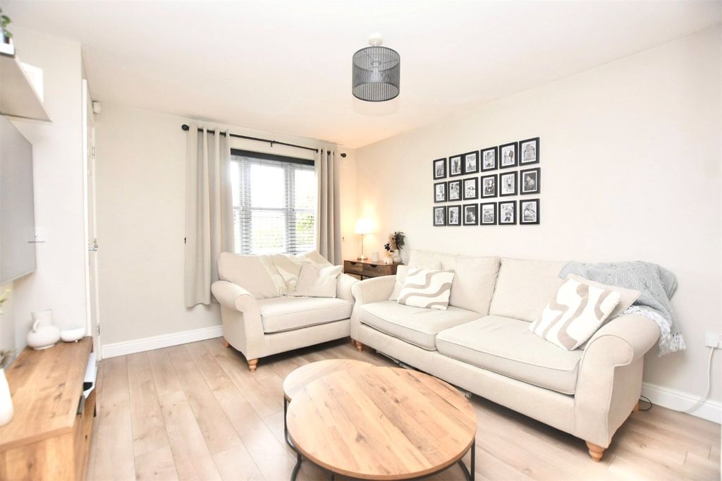 Property photo 3 of 22 Lounge