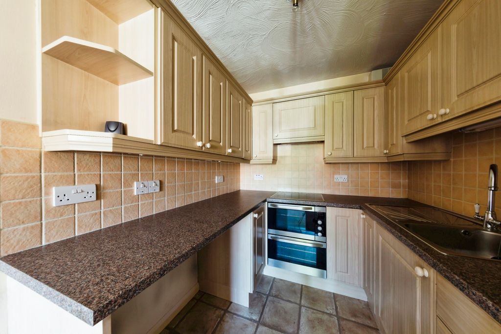 Property photo 3 of 10 Kitchen